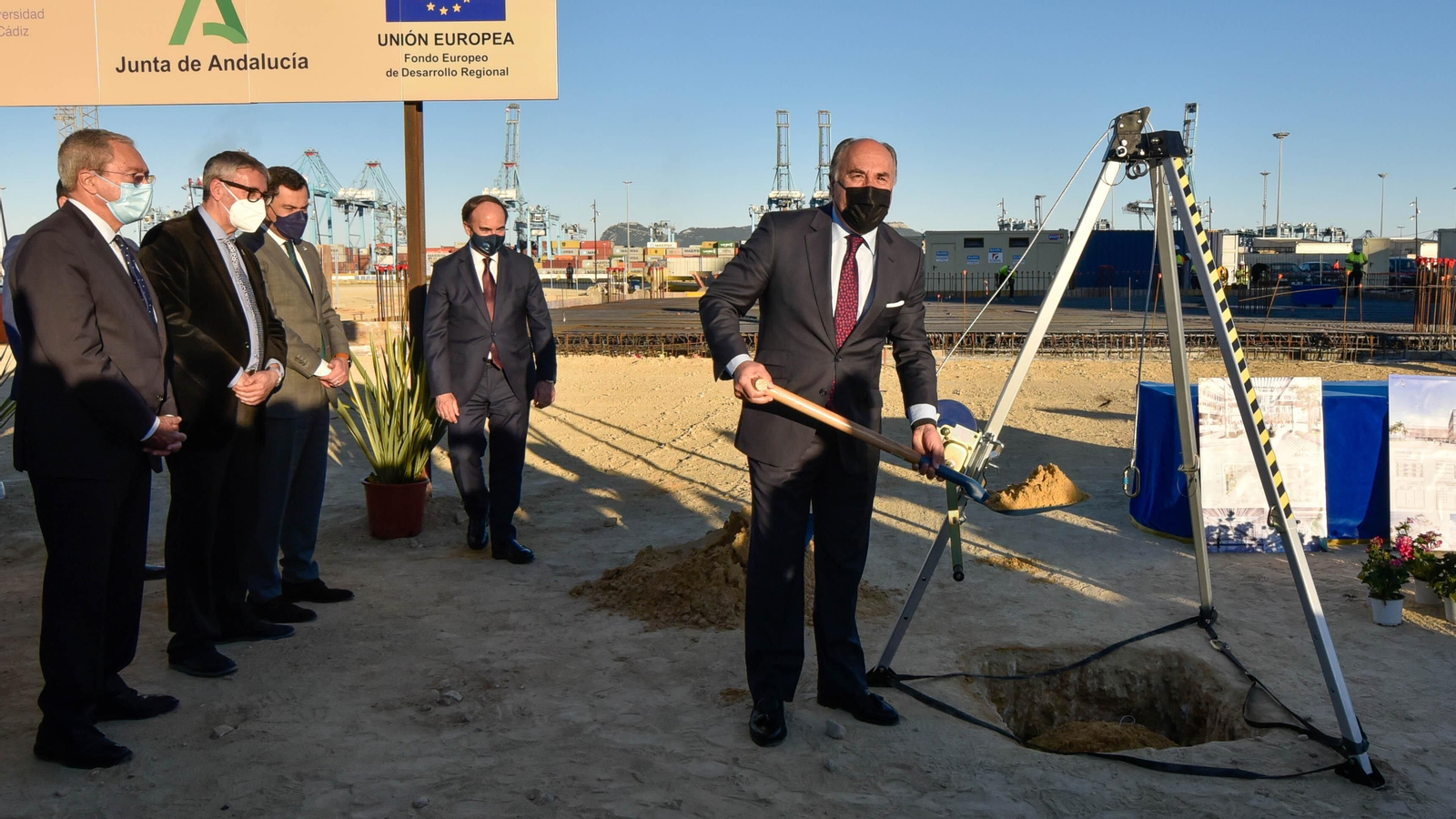Las fotos del la visita de Juanma Moreno a las obras del Lago maritimo