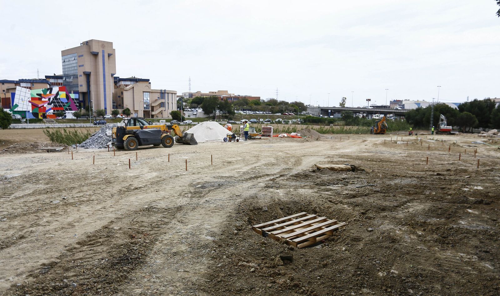 Trabajos de construcción del huerto urbano impulsado por la Universidad de Málaga.