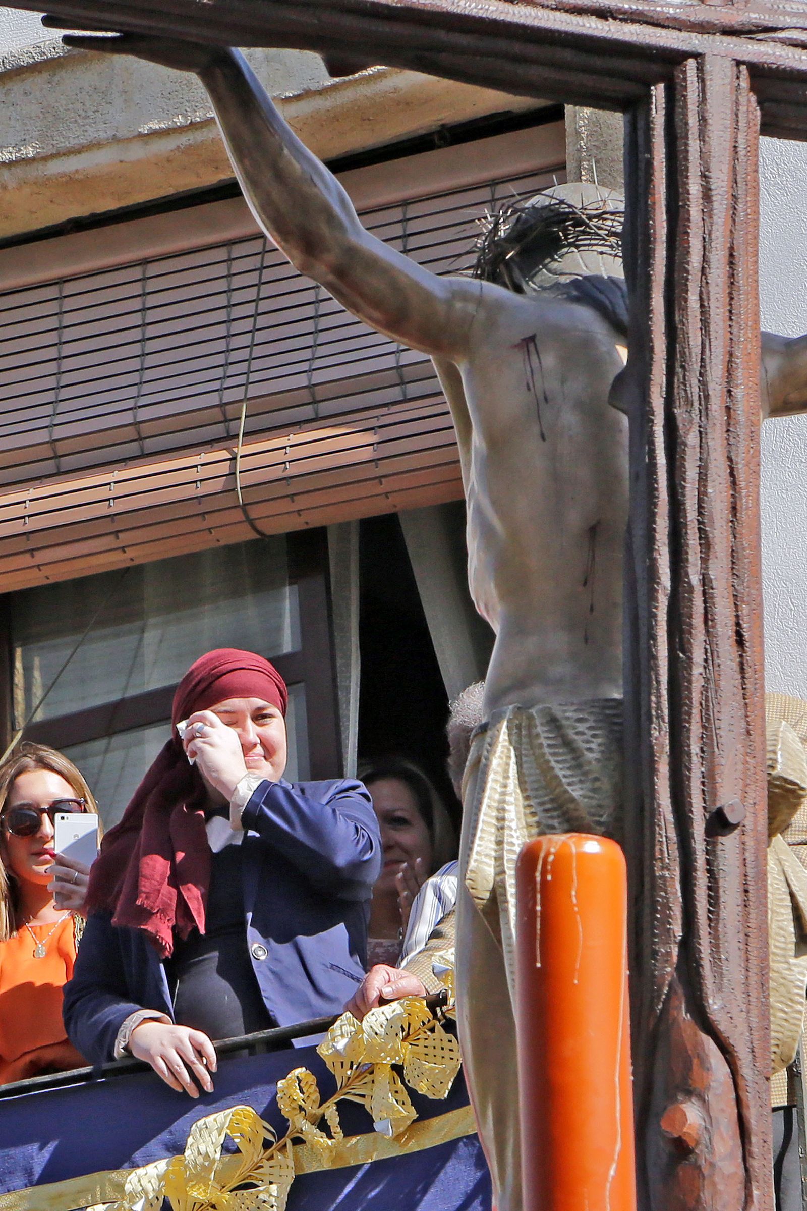 La hermana mayor, ayer ante el querido crucificado de Guía.