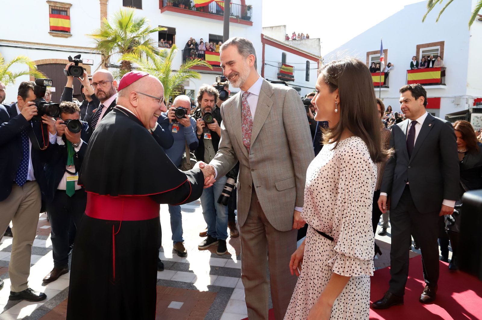 Imágenes de Don Felipe y Doña Letizia en su visita a la Virgen del Rocío