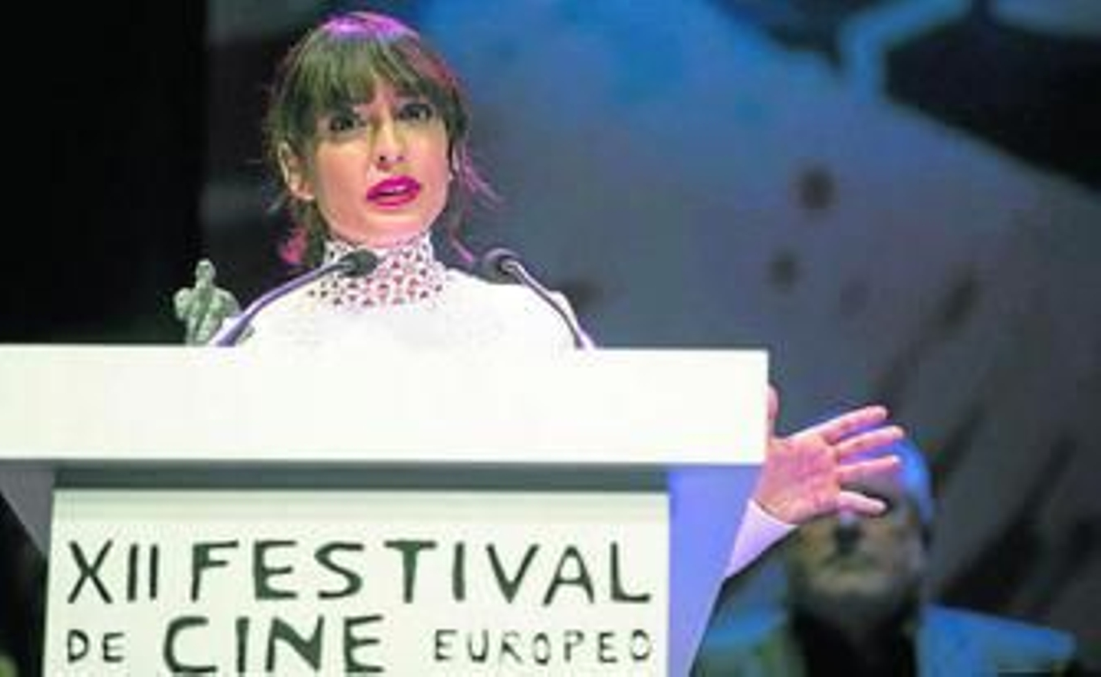 Inma Cuesta pronunciando su discurso de agradecimiento anoche en el Lope.