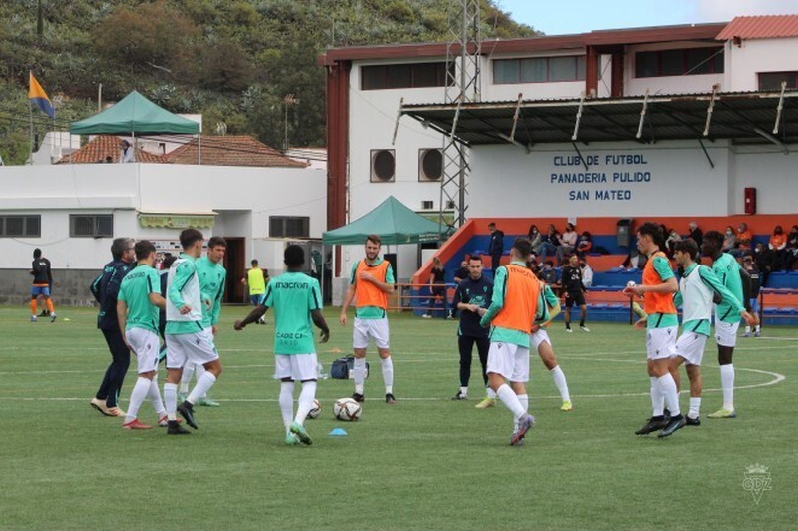 Calentamiento del Cádiz B antes del partido con el Panadería Pulido.