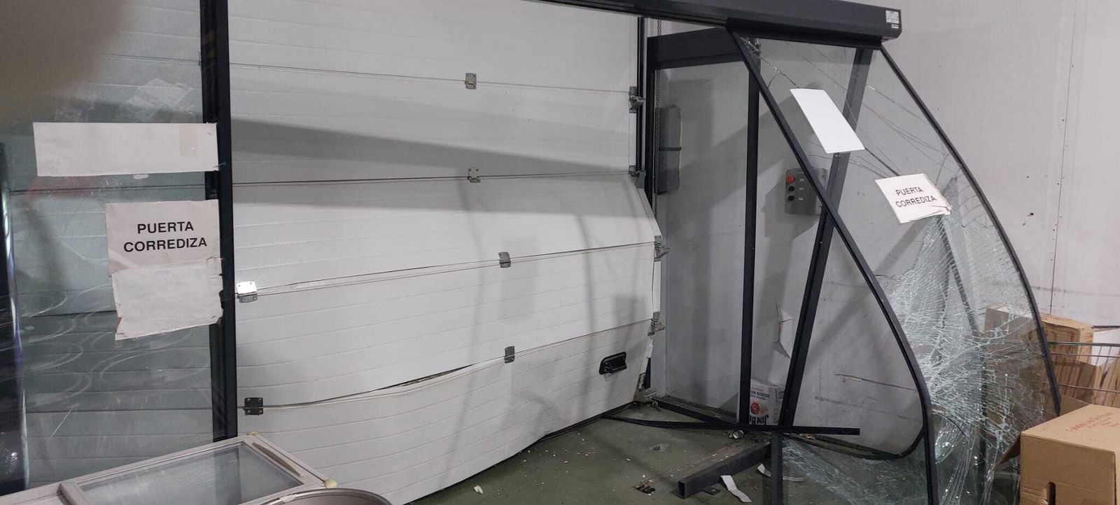 Estado en el que quedó el acceso al supermercado tras el robo mediante alunizaje