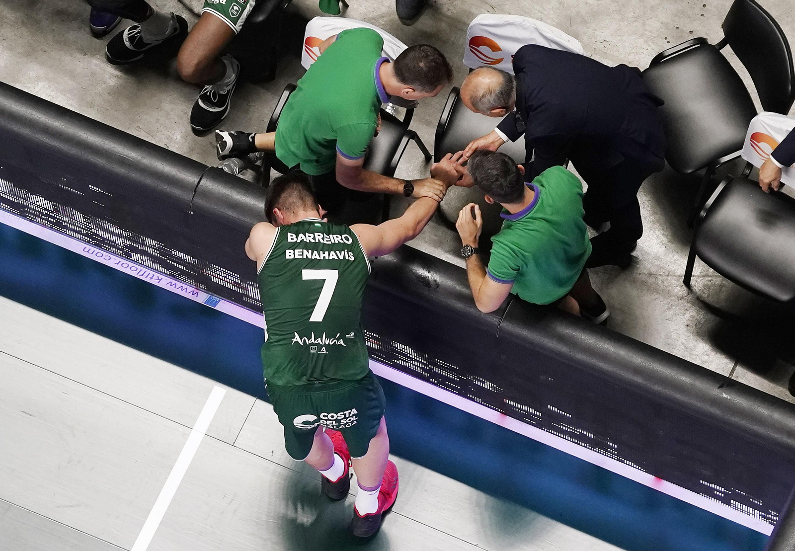 Barreiro, dolorido por un golpe. Barreiro, dolorido por un golpe.