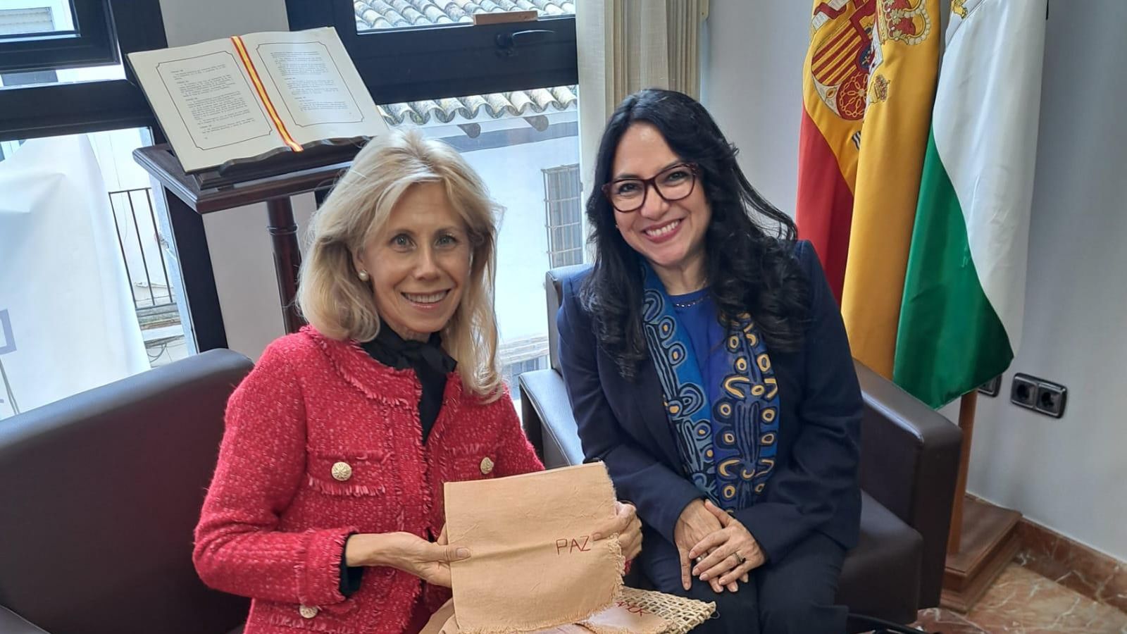 La subdelegada del Gobierno en Huelva, Maria José Rico, y la Embajadora de Guatemala en España, Jéssica Mendoza Barquín.