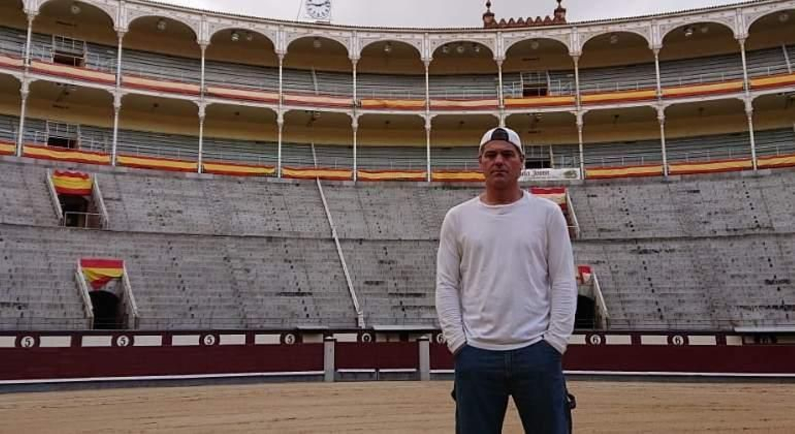 Frank Cuesta posa en el interior de la plaza de las Ventas, lo que despertó polémica de forma instantánea en internet.