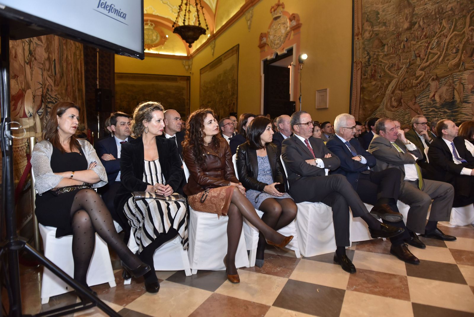 Sonia Gaya, consejera de Educación; Marita Rufino, María Jesús Montero, consejera de Hacienda y Administración Pública; María Jesús Almazor, Juan Gómez de Salazar, teniente general Jefe de la Fuerza Terrestre; Manuel Jiménez Barrios y Tomás Valiente, director general del Grupo Joly.