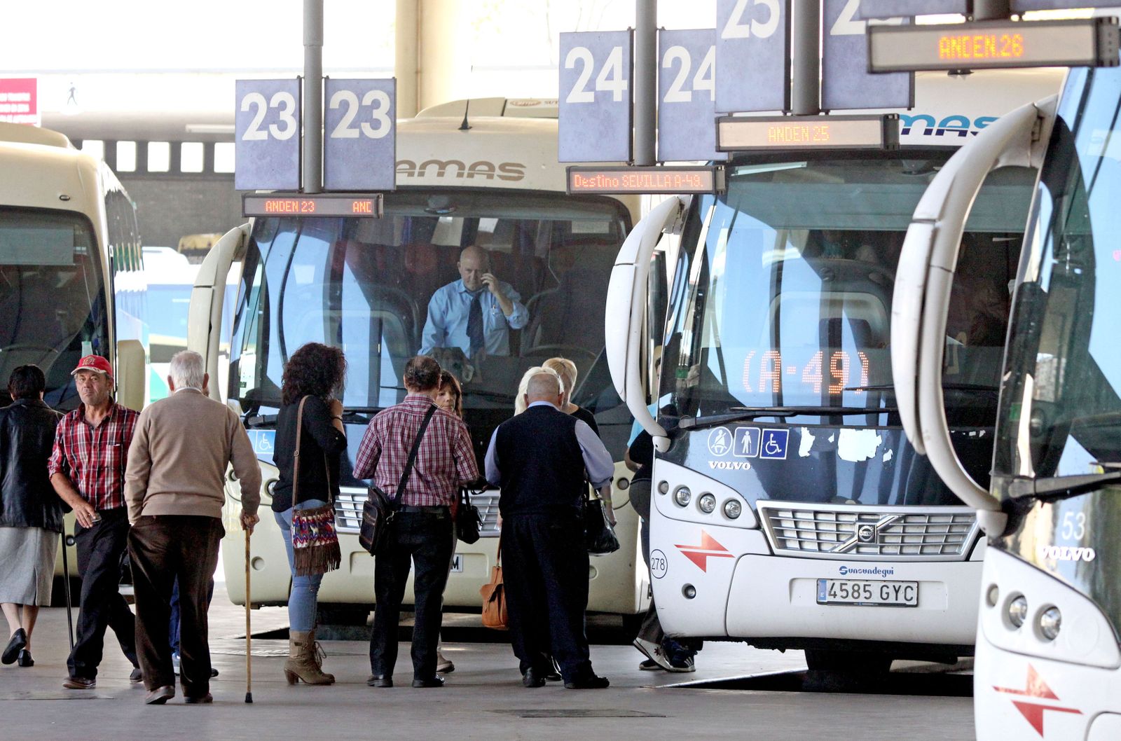 Varias personas esperan en la estación de Damas para viajar.