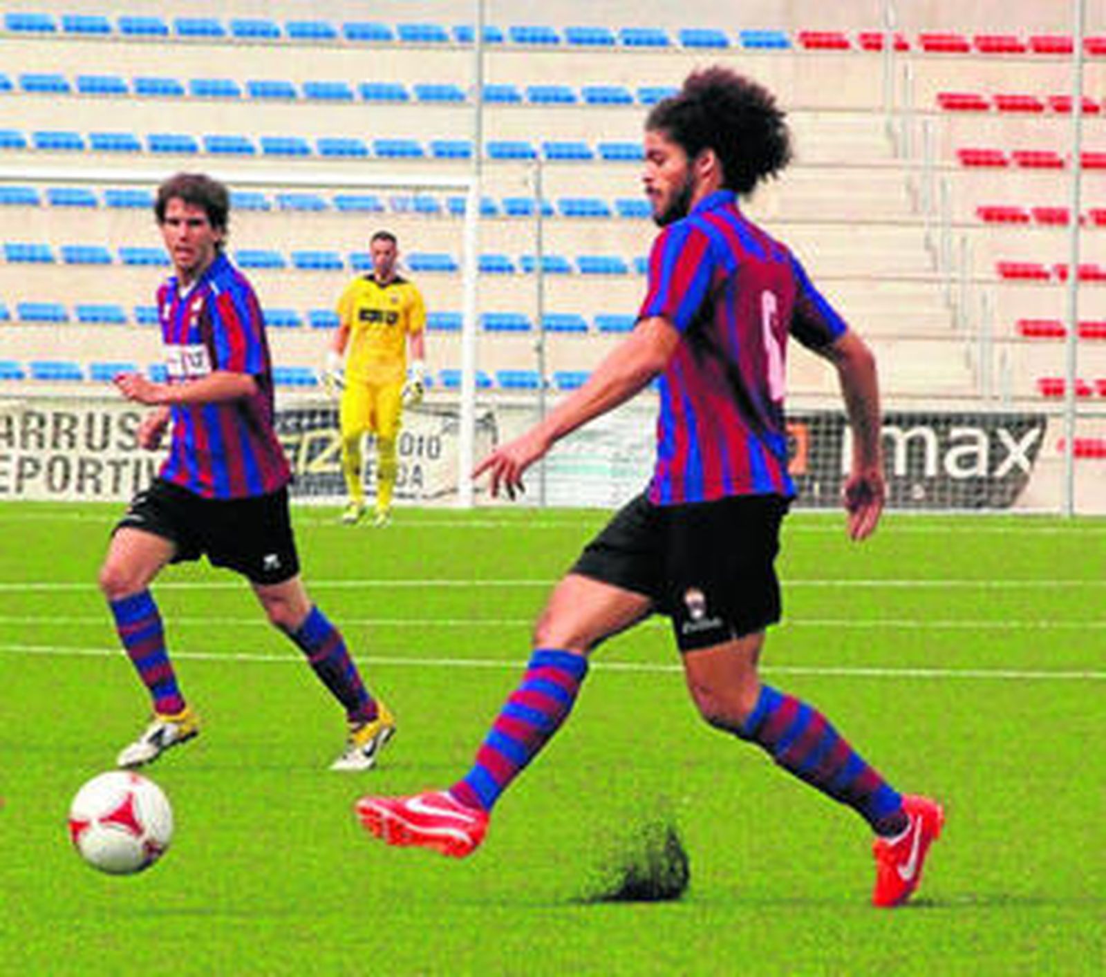 Aridane Hernández golpea el esférico durante un encuentro de la pasada temporada.