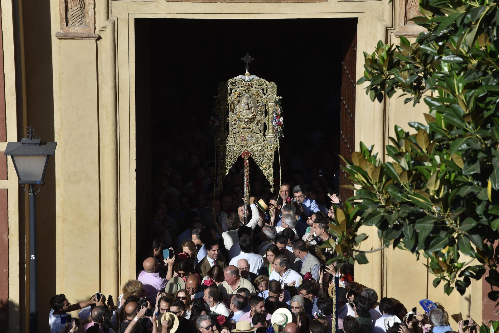 Salida del Simpecado de Triana desde San Jacinto, en 2019.