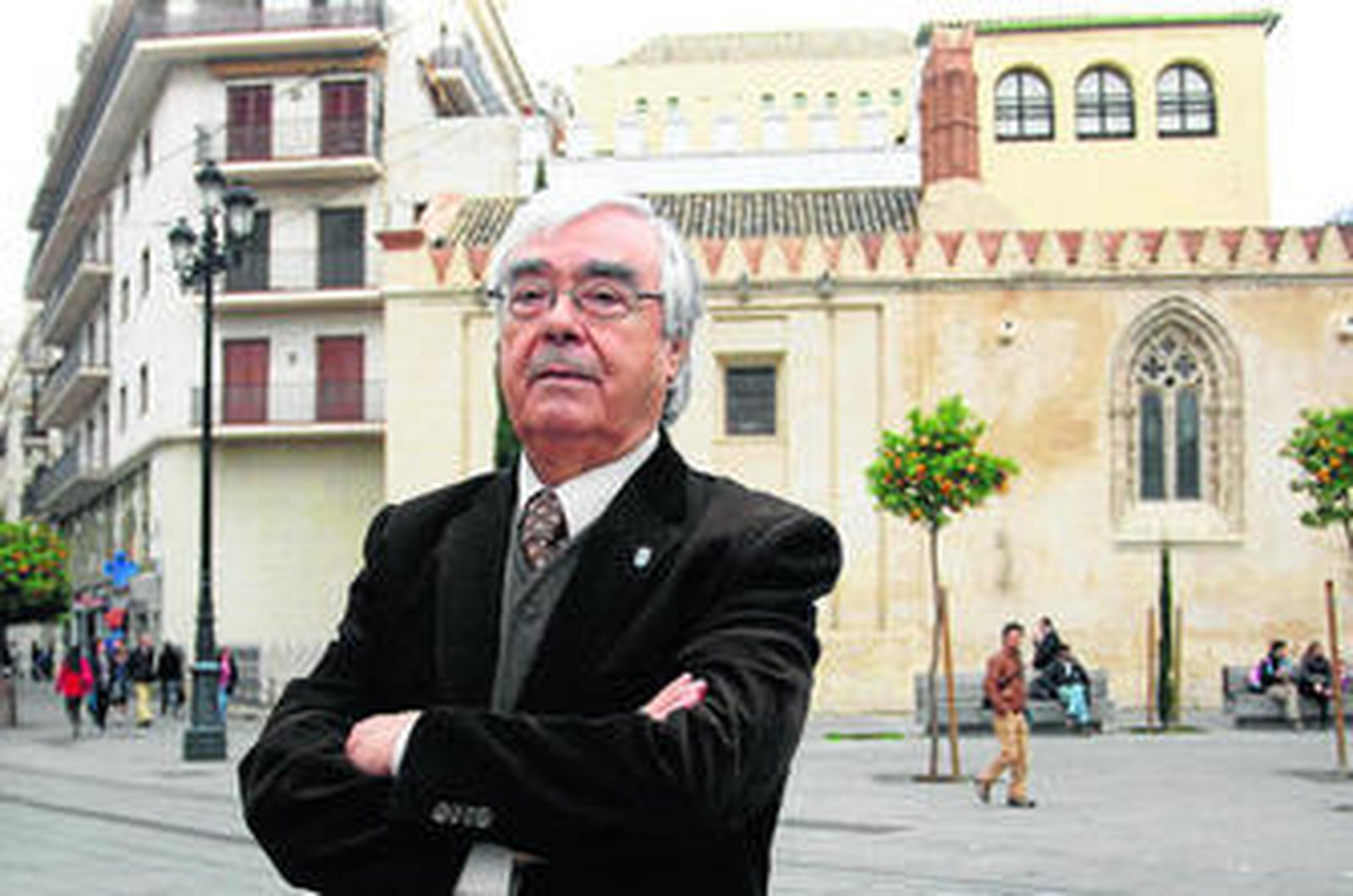 El historiador Manuel González Jiménez posa en la Puerta de Jerez poco antes de la entrevista.