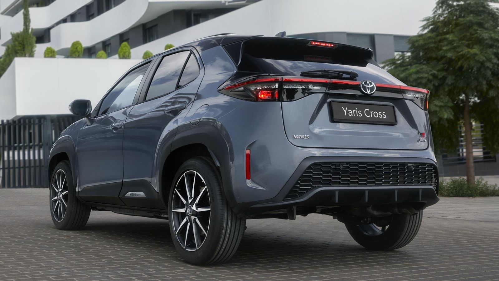 Se estrenan algunos nuevos colores para la carrocería, como es el caso del Gris Trueno del acabado GR Sport.