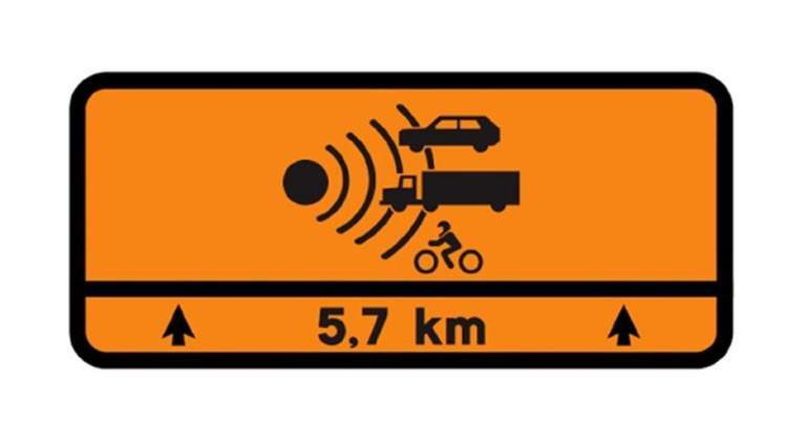 Señal que indica tramo peligroso y radares.