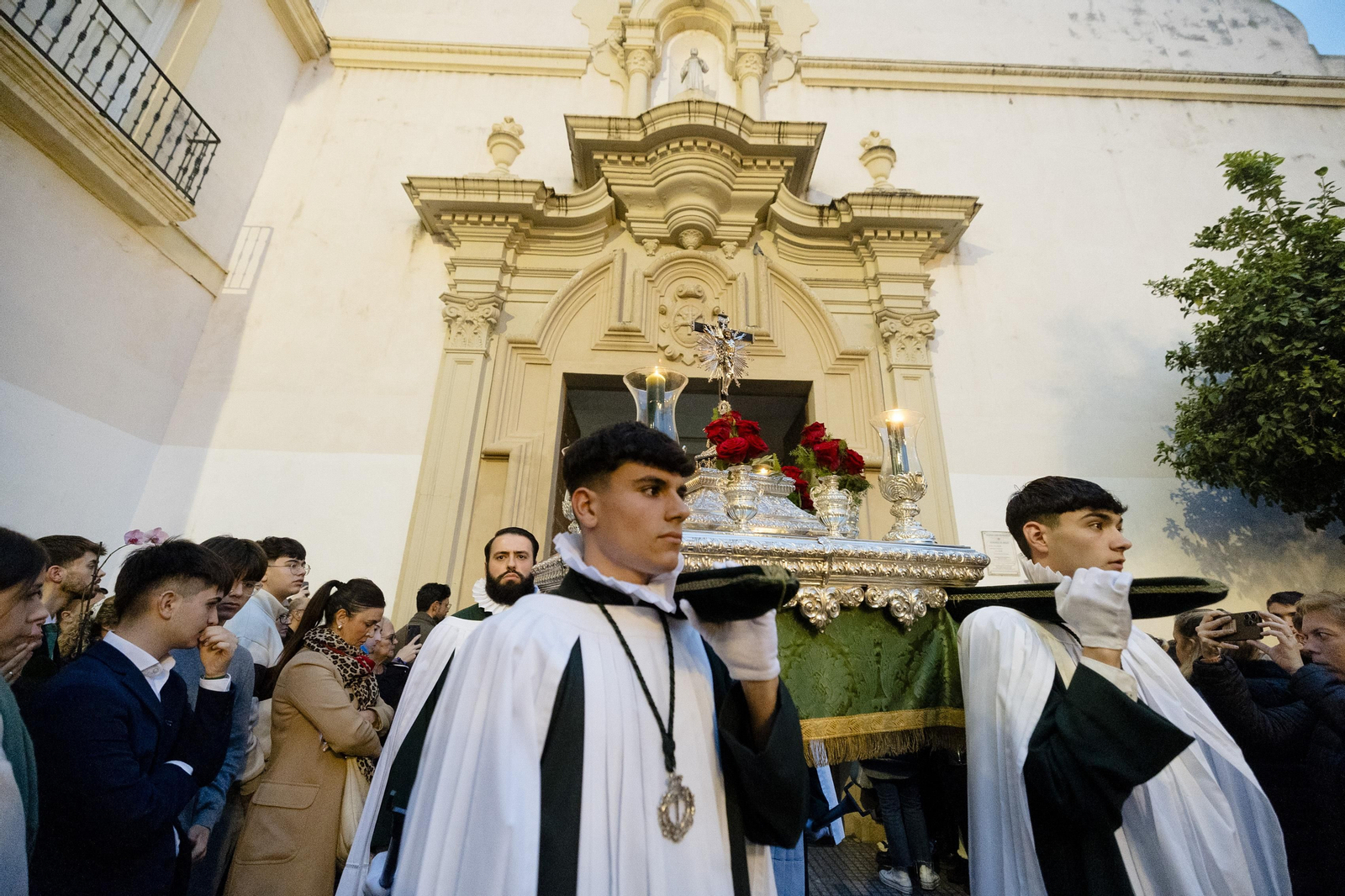 Las imágenes de la cofradía de Veracruz este Lunes Santo en la Semana Santa de Cádiz de 2024