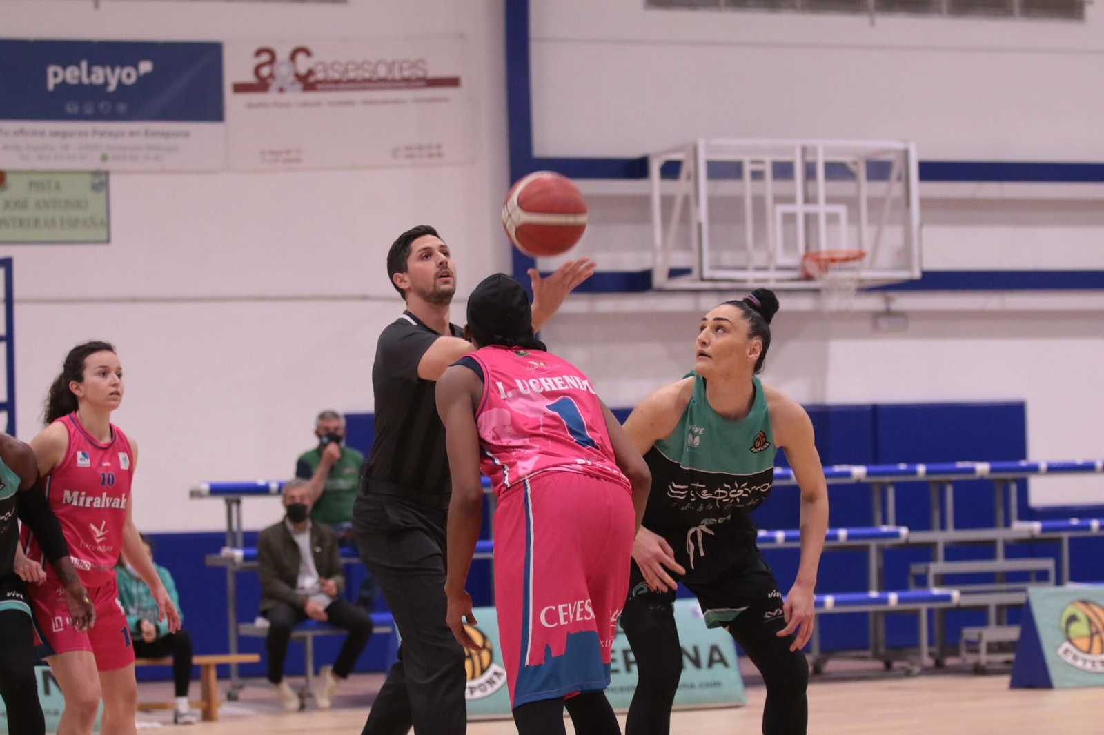 Ana Pocek, en un salto inicial. Ana Pocek, en un salto inicial.