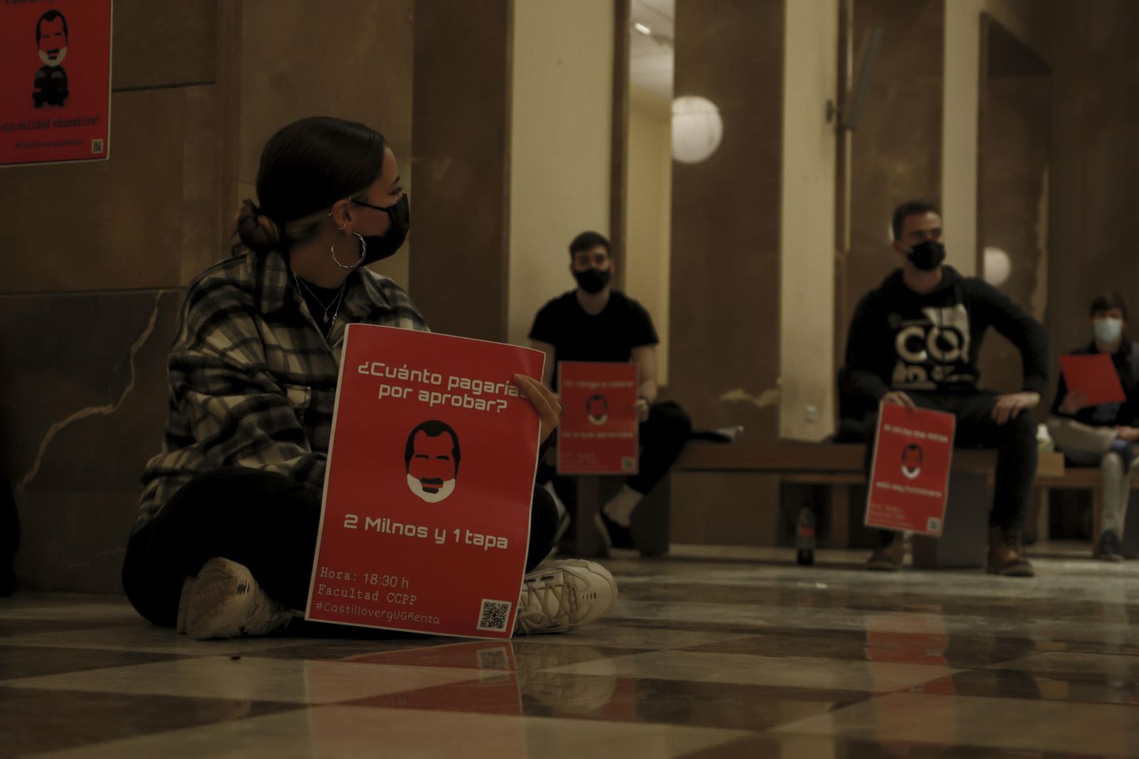 Sentada y pegada de carteles contra la "mala praxis" de un profesor de la UGR