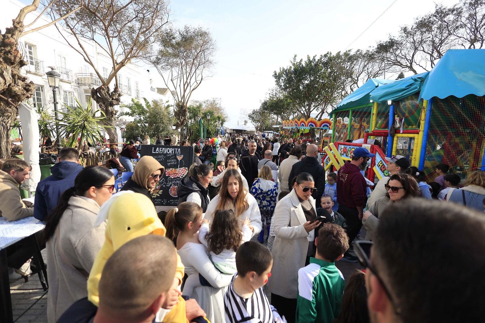 Búscate en las fotos del Carnaval de calle en Tarifa