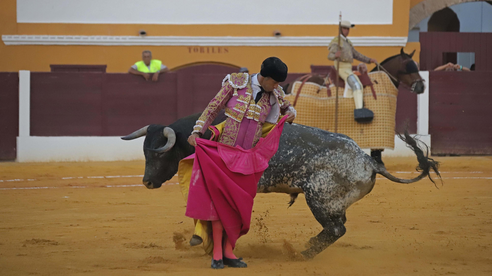 Fotos de la corrida del viernes de la Feria de La Línea: Curro Díaz, Manuel Escribano y David Galván
