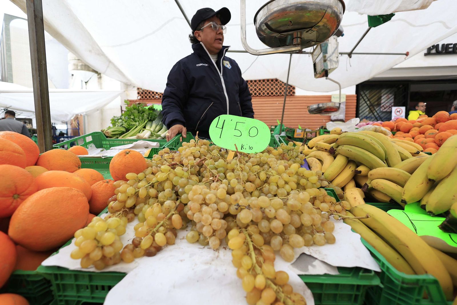 Las últimas compras para Nochevieja en Algeciras, en imágenes