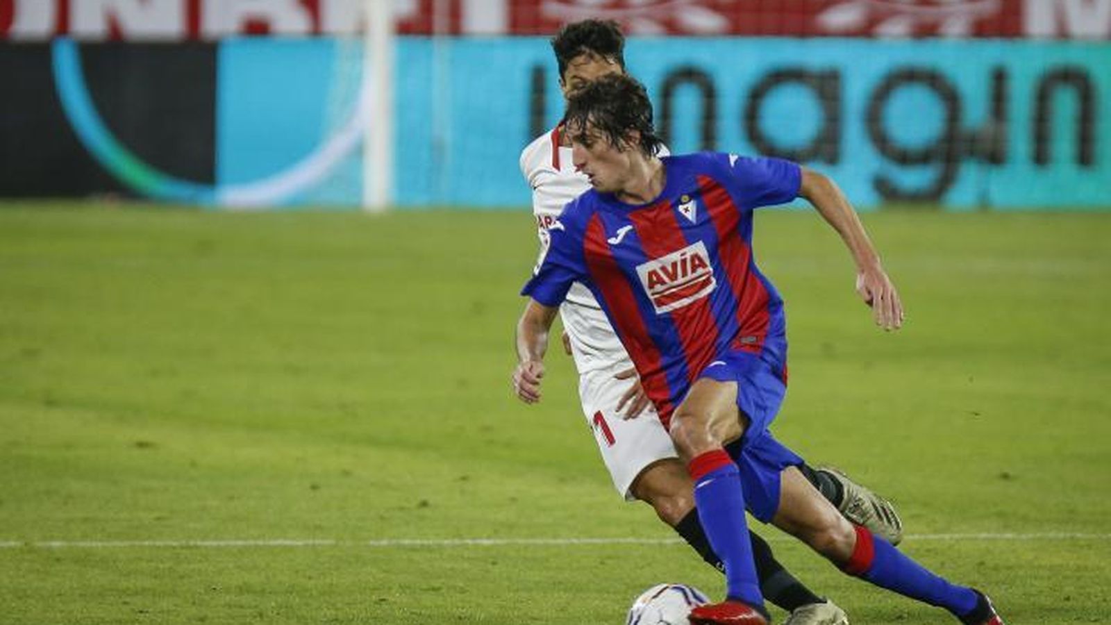 Bryan Gil conduce la pelota.