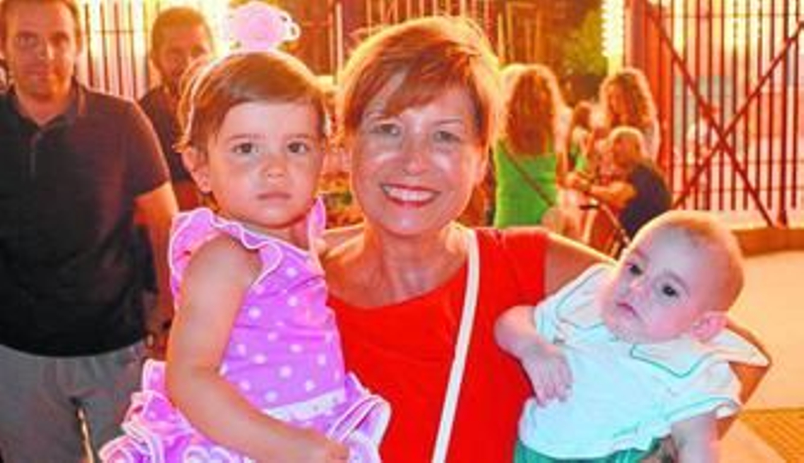 Alejandra con su abuela y su pequeño primo Arturo.