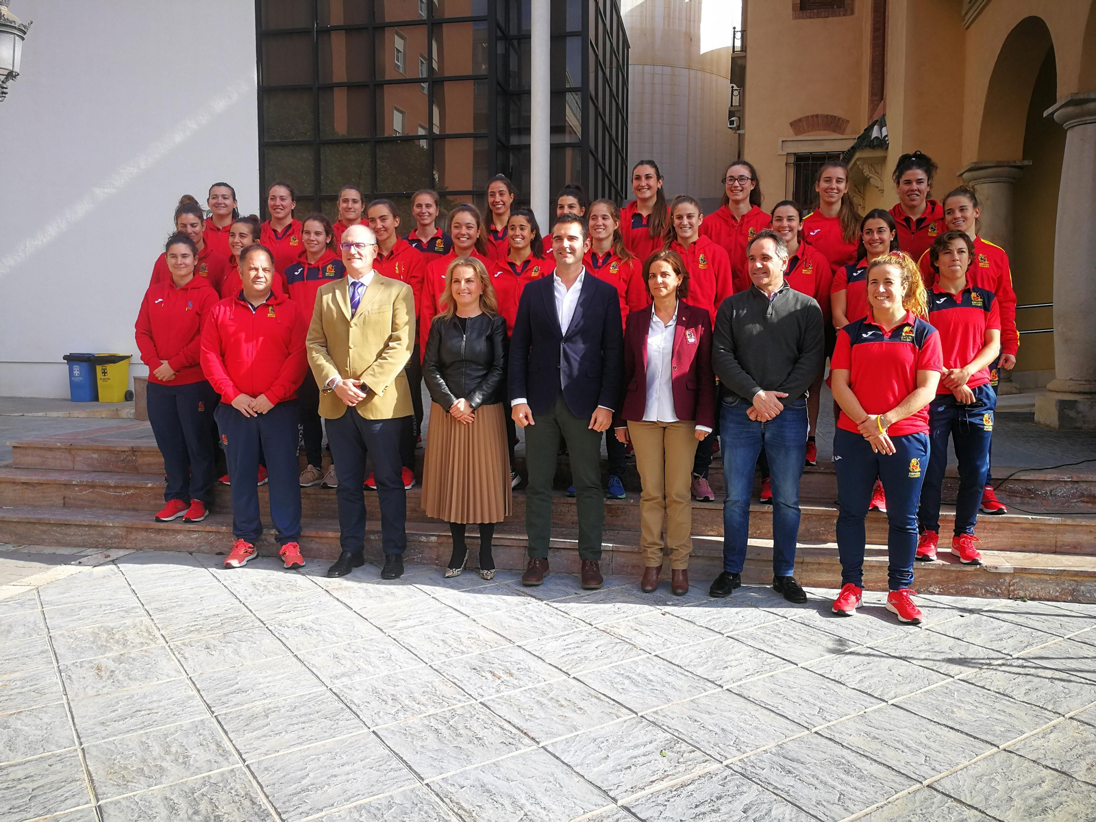 Foto de familia de la selección española con las autoridades políticas y federativas.