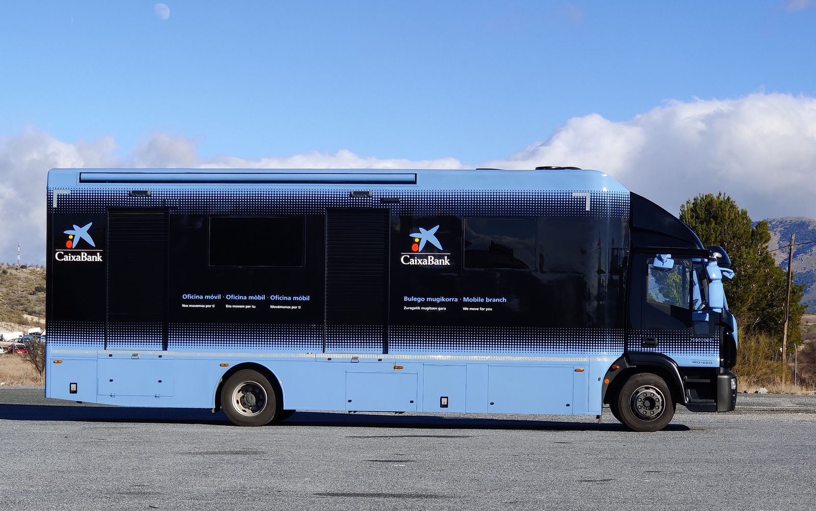 CaixaBank presta servicio con sus oficinas móviles en 36 municipios en riesgo de exclusión financiera en Granada