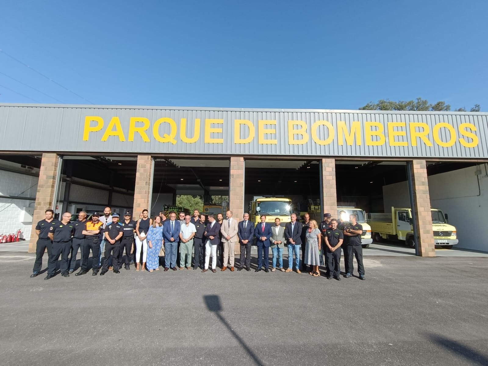 Autoridades y representantes de los bomberos, en la inauguración del renovado parque