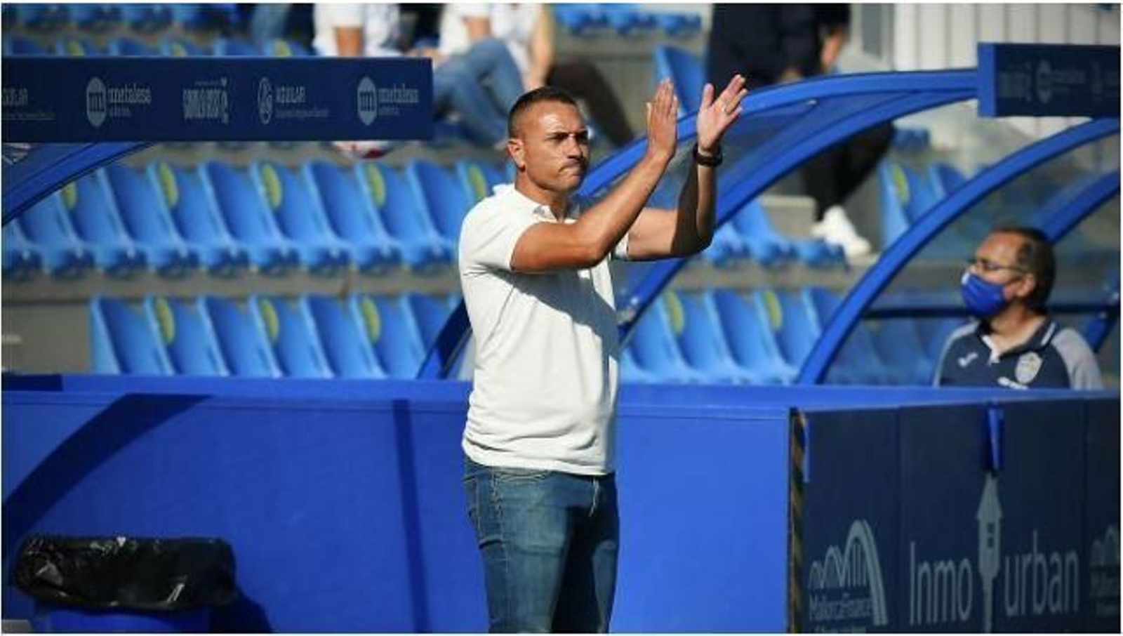 Jordi Roger aplaude a sus jugadores durante un partido con el Atlético Baleares