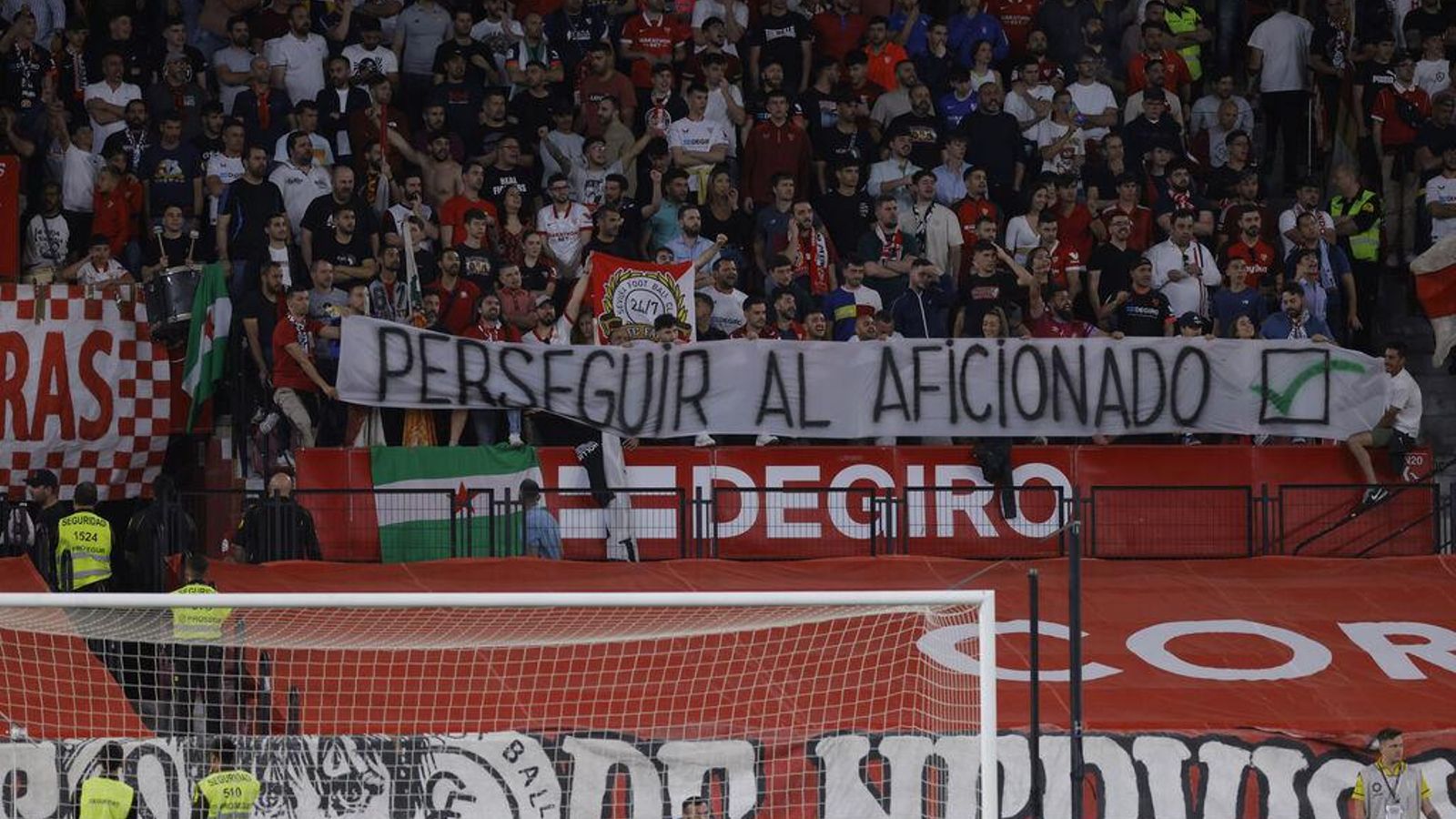 La segunda pancarta de protesta exhibida en el sancionado Gol Norte.