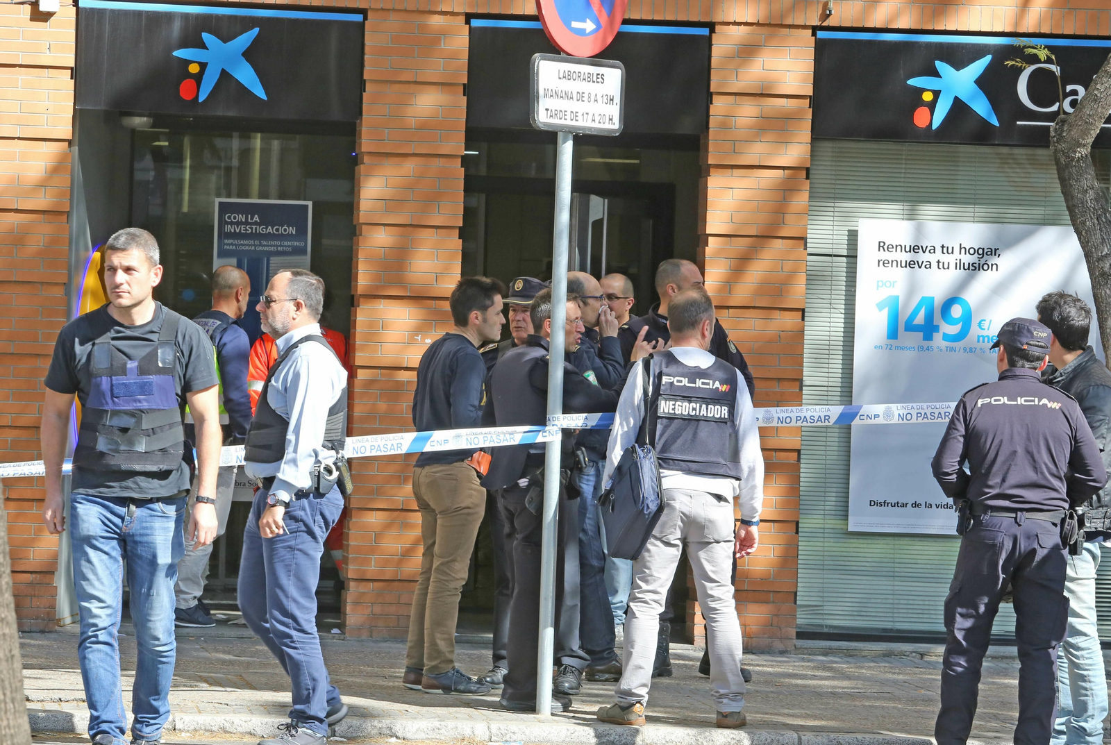 Imágenes del intento de atraco y detención de dos delincuentes en la oficina  de La Caixa de la Avenida Puertas del Sur de Jerez