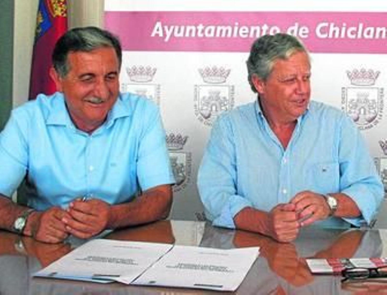 Antonio Manzano, de la Fundación Cajasol, y Ernesto Marín, tras suscribir el convenio.