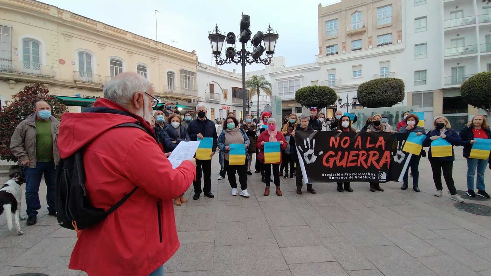 Lectura del manifiesto de la Asociación Pro Derechos Humanos en Andalucía que se ha llevado a cabo en la plaza de la Iglesia de San Fernando.
