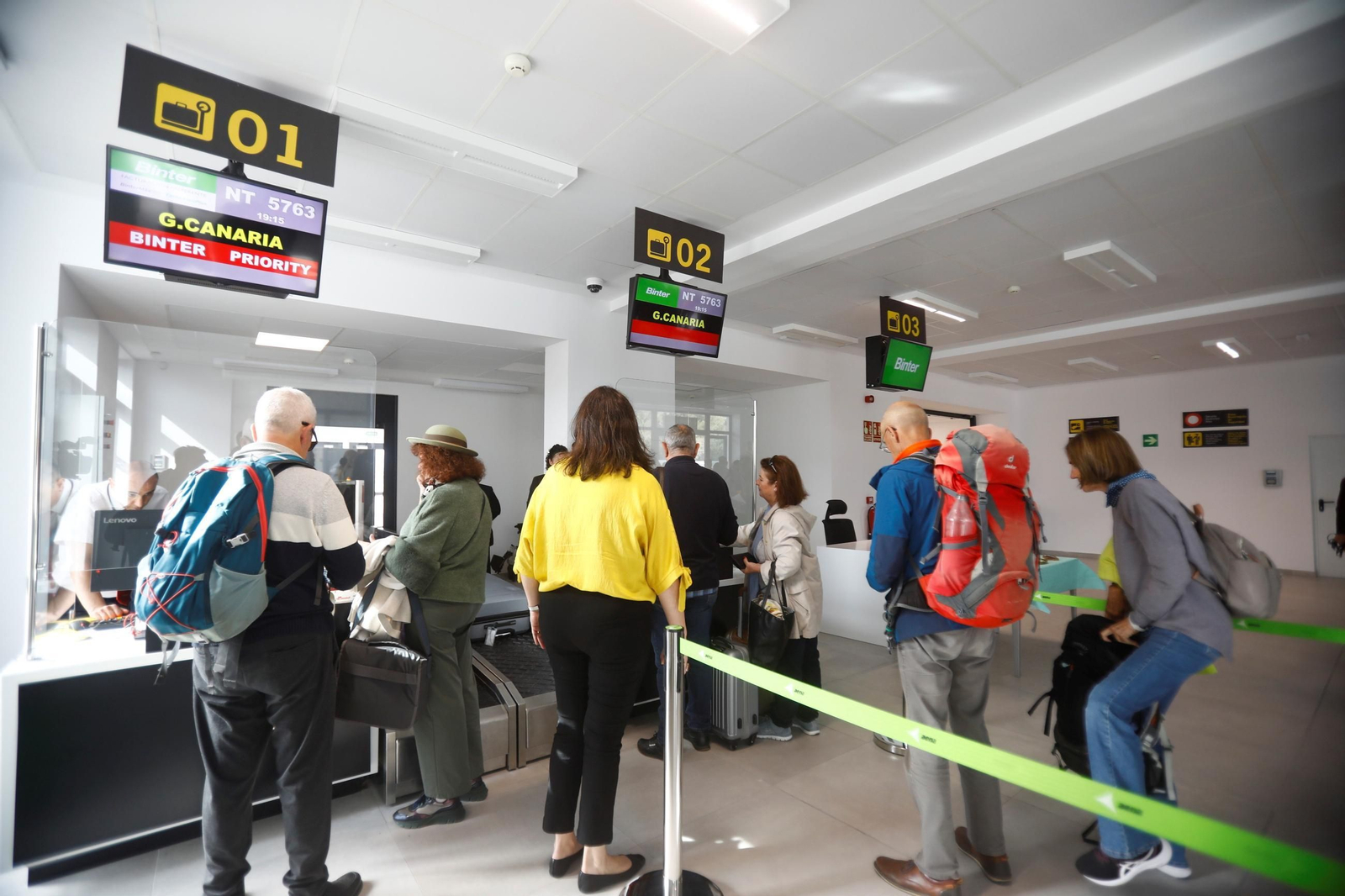 El aeropuerto de Córdoba recibe el primer vuelo de Binter desde Canarias, en imágenes