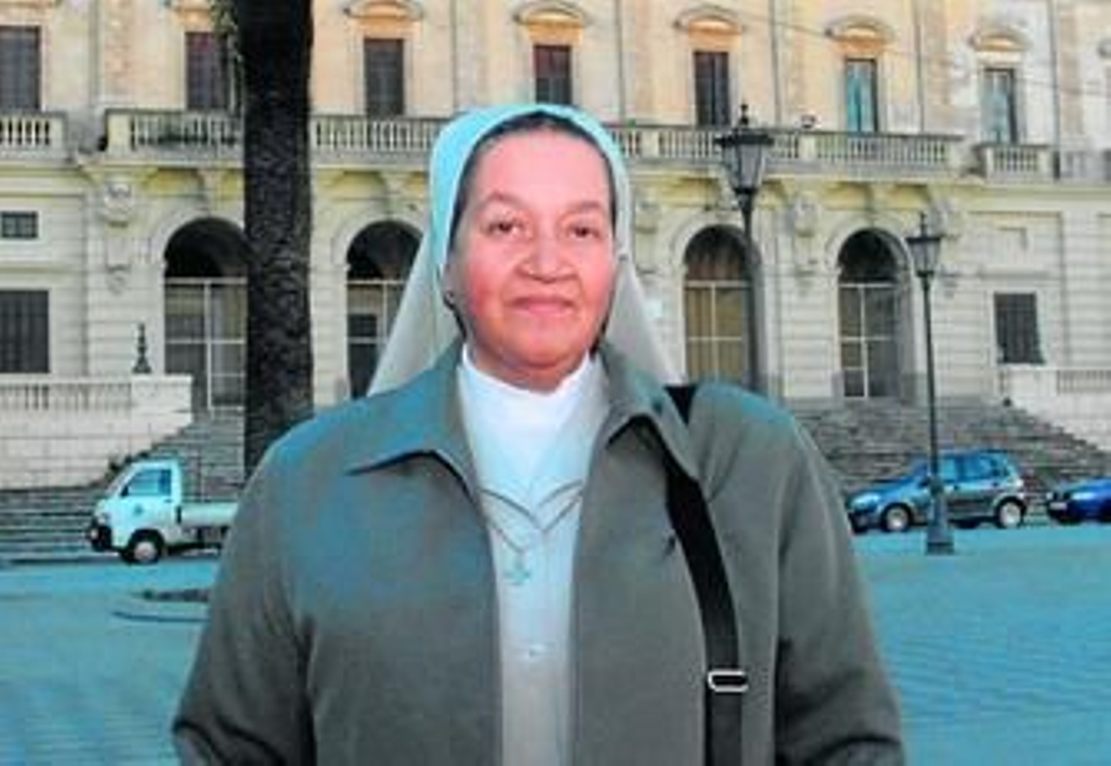 La misionera Esperanza Arboleda, ante el Ayuntamiento isleño, en su visita a la ciudad.