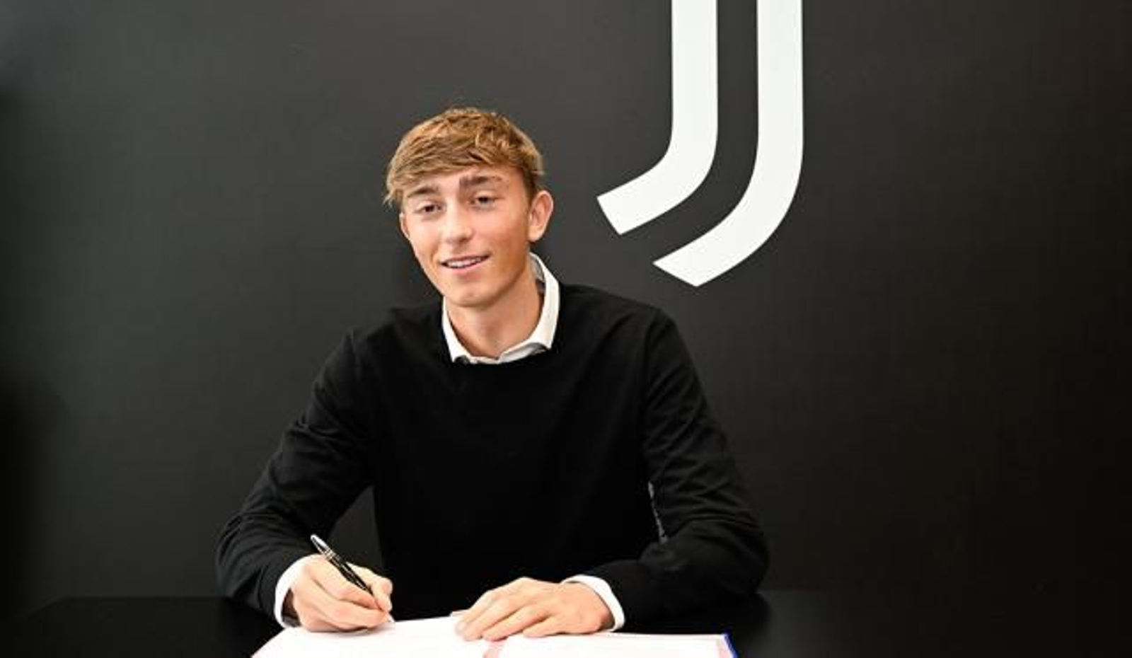 El 'malagueño' Dean Huijsen amplía con la Juventus hasta 2027