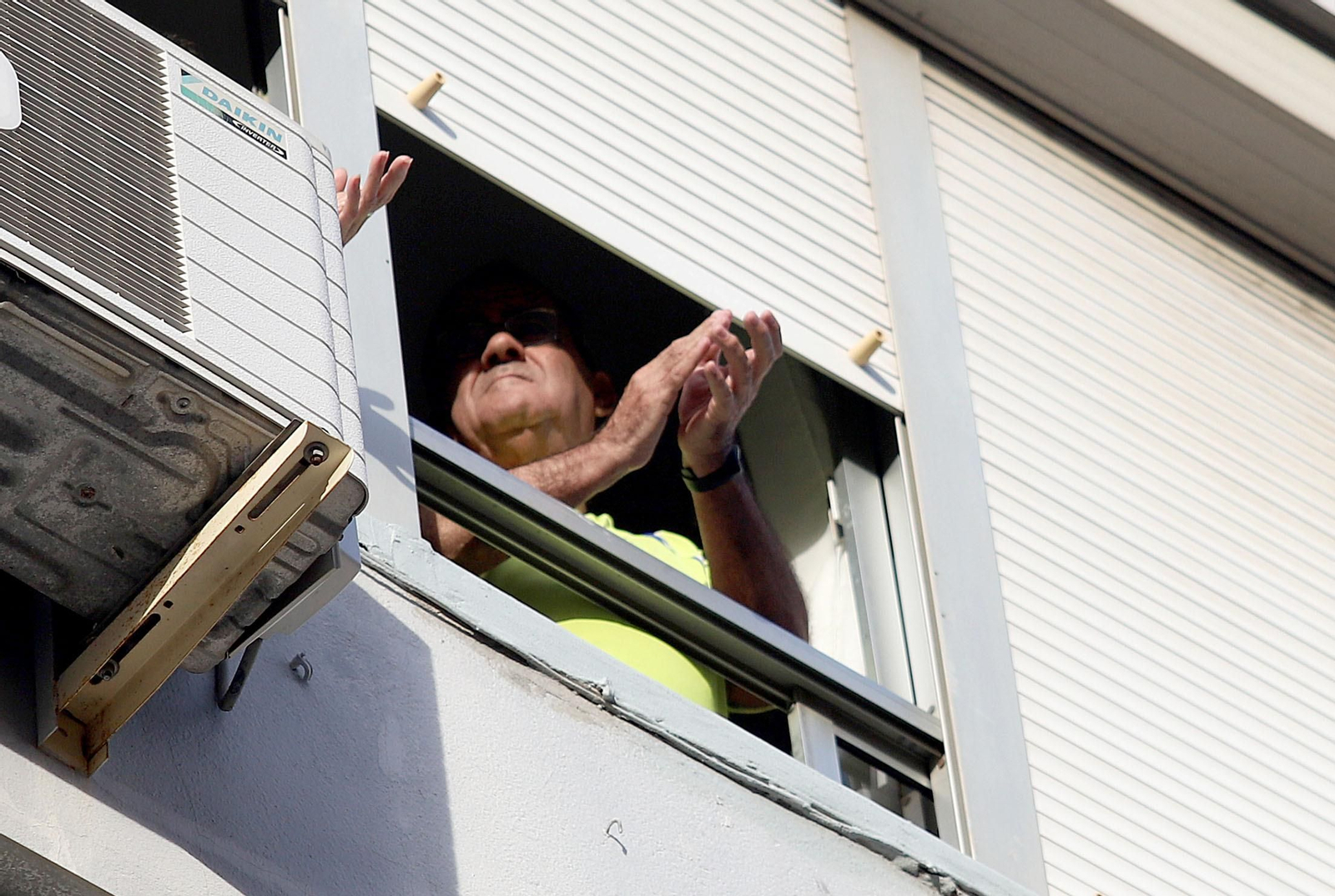 Imágenes del homenaje a los sanitarios de los vecinos de los Rosales