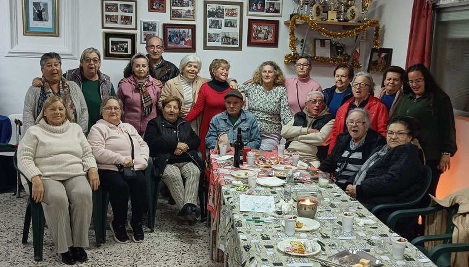 Milagros Muñoz, 'Uchi', junto a vecinas y vecinos de la barriada de Sudamérica.