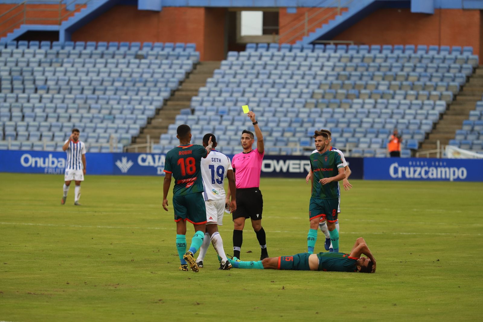 Conejero Sánchez muestra cartulina amarilla durante el Recre-Algeciras (20/21)