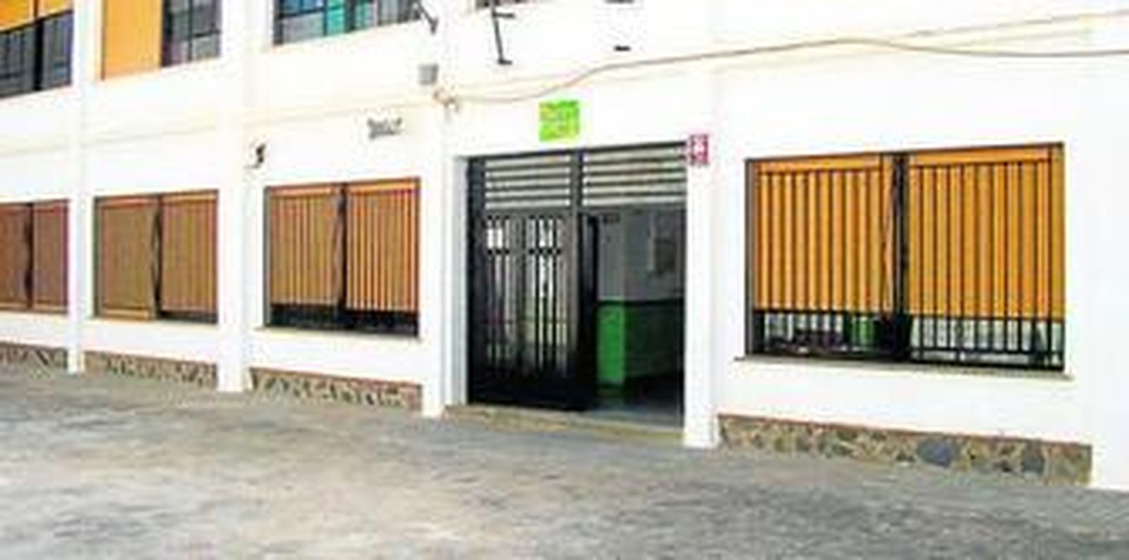 Fachada del colegio Santa Cruz del municipio.