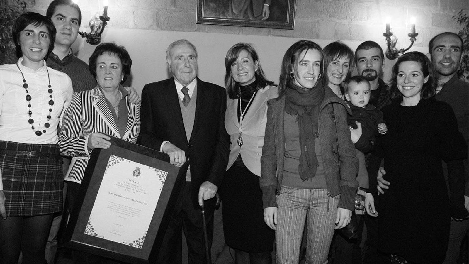 Sebastián gonzález, con su familia en 2009 cuando fue nombrado Hijo Predilecto de Jerez.