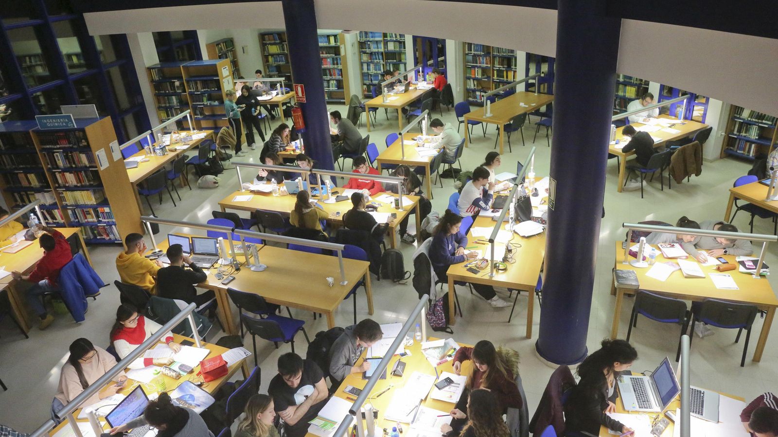 Aspecto de la biblioteca de Ciencias en los primeros momentos del encierro.