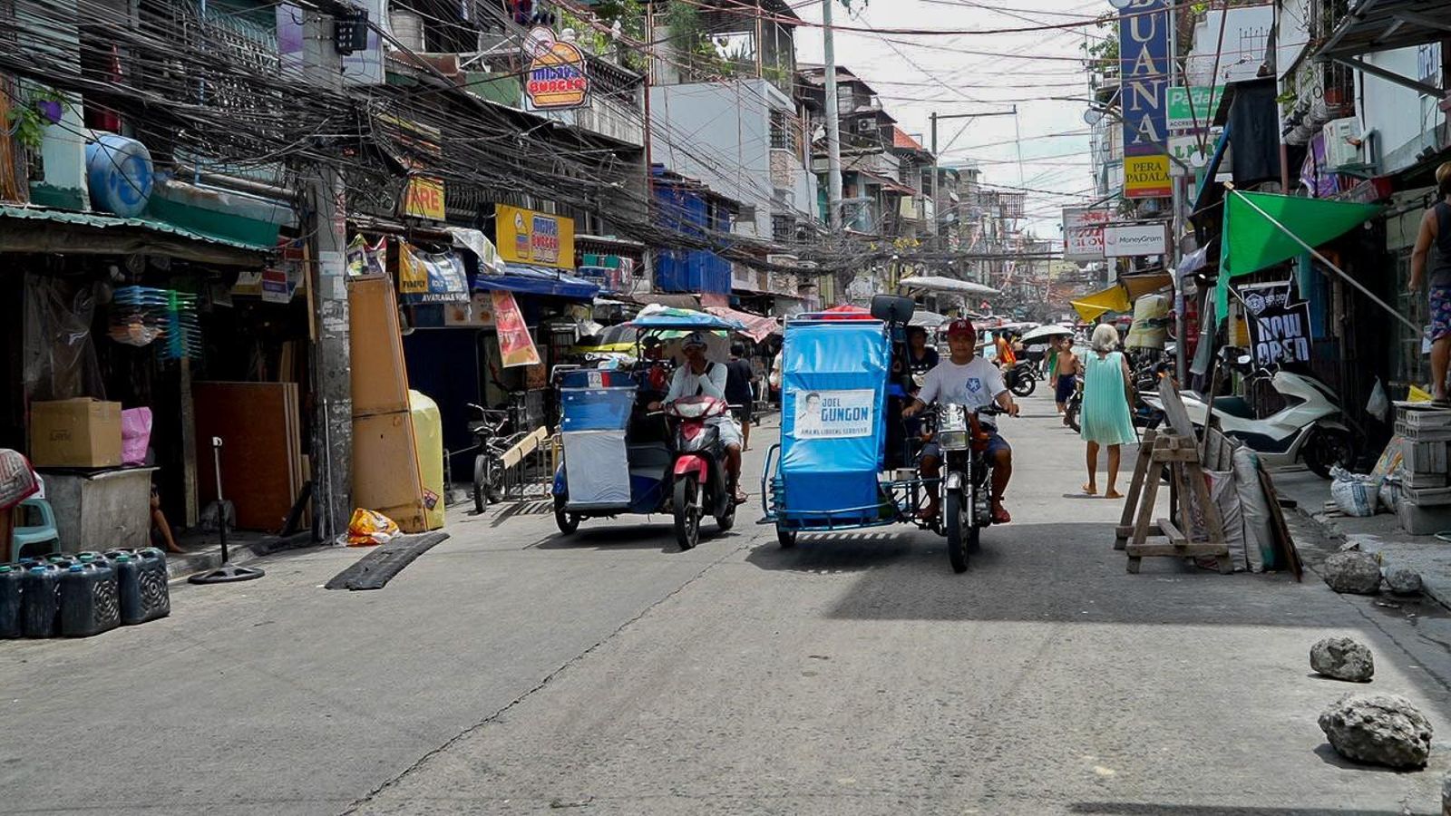 Una de las avenidas de Tondo, uno de los suburbios más poblados del mundo.