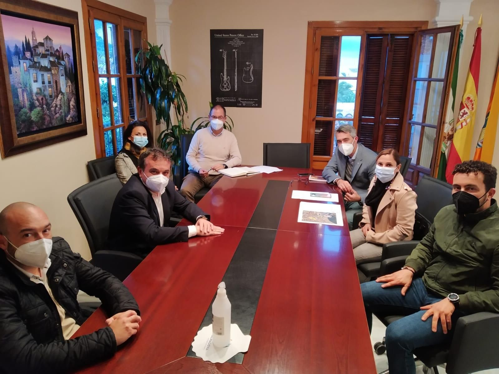 El alcalde, Víctor Navas (3º D.), reunido con representantes comerciales.