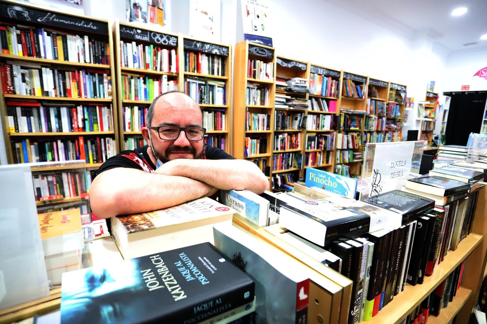Uno de los socios de la librería Dorian, Segio García, posa entre los estantes de su establecimiento, abierto de nuevo al público hace unas semanas.