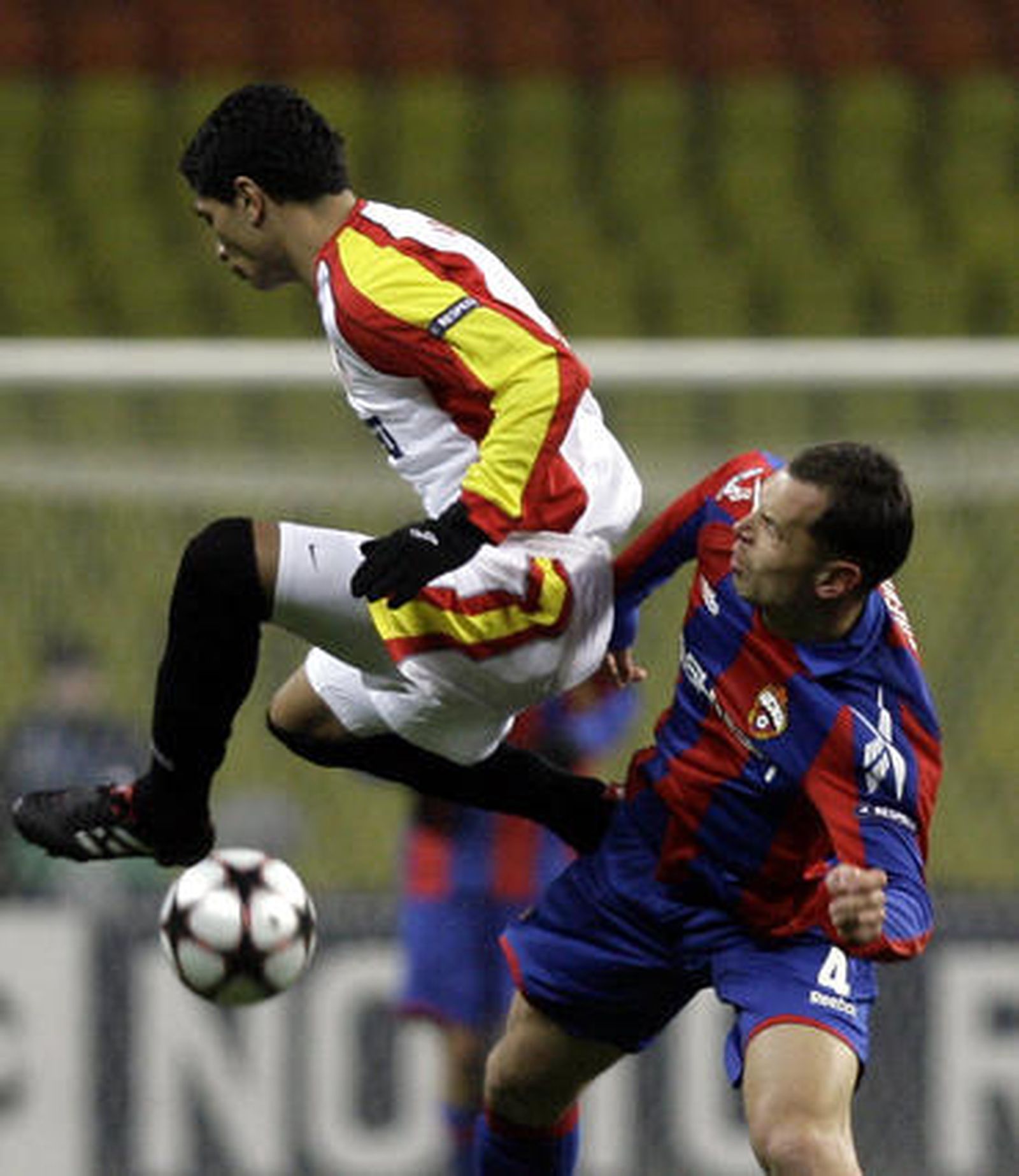 Renato salta ante Ignashevich después de golpear la pelota.

Foto: Antonio Pizarro