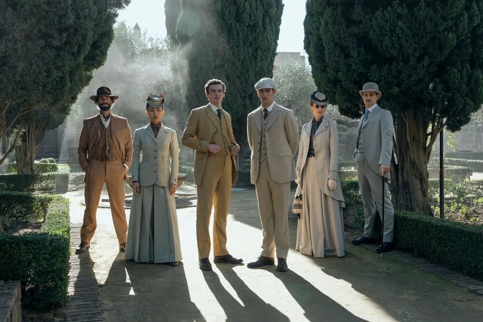 Los personajes principales de la serie 'El joven Sherlock', en el Alcázar de Jerez.