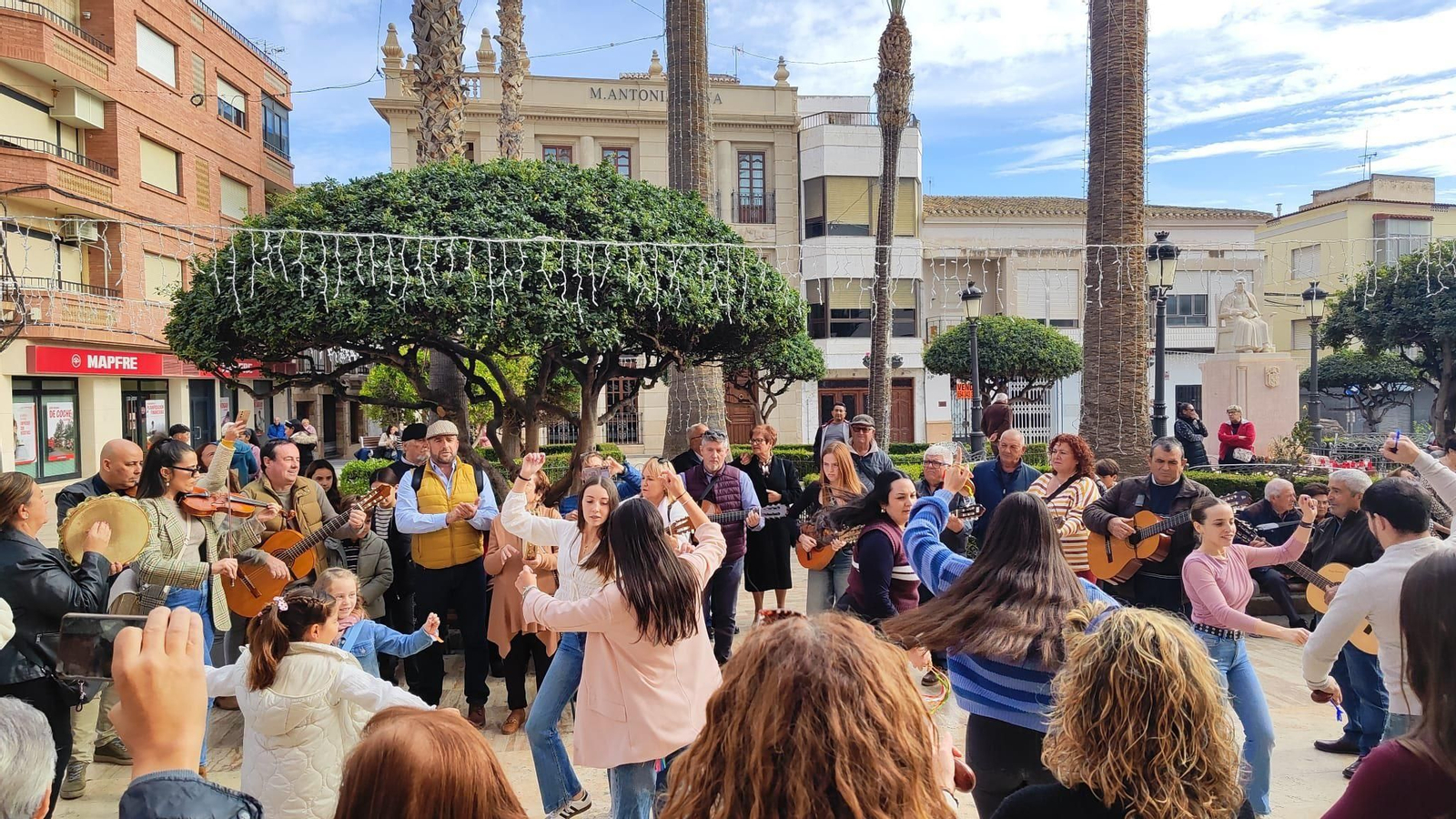Los huercalenses llenaron las calles para bailar al son de las cuadrillas.