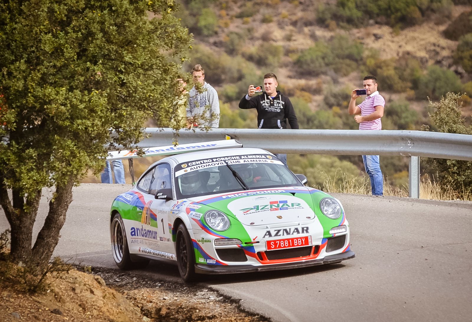 Un coche traza una curva en una pasada edición del Rallye de Pozoblanco.