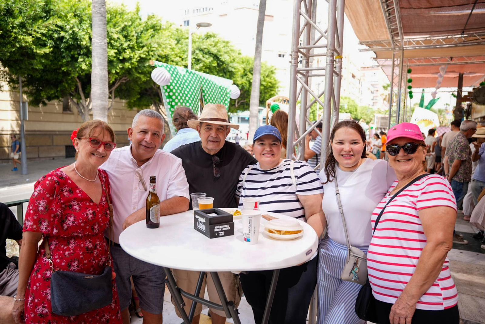 Los almerienses disfrutan del miércoles en la feria de día